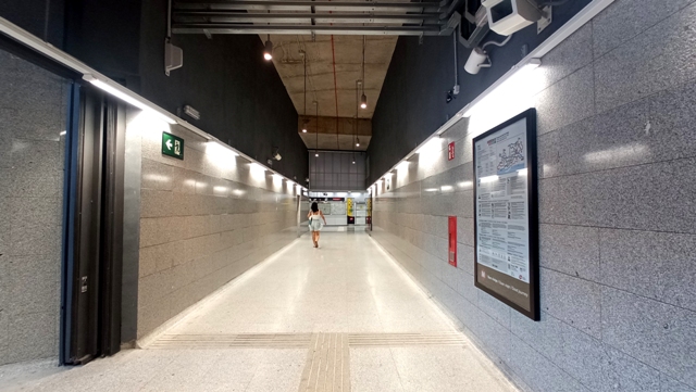 acceso vestíbulo metro Barcelona