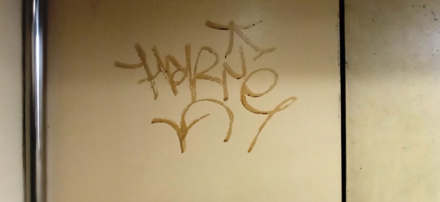 Imagen de graffiti ácido sobre panel HLP